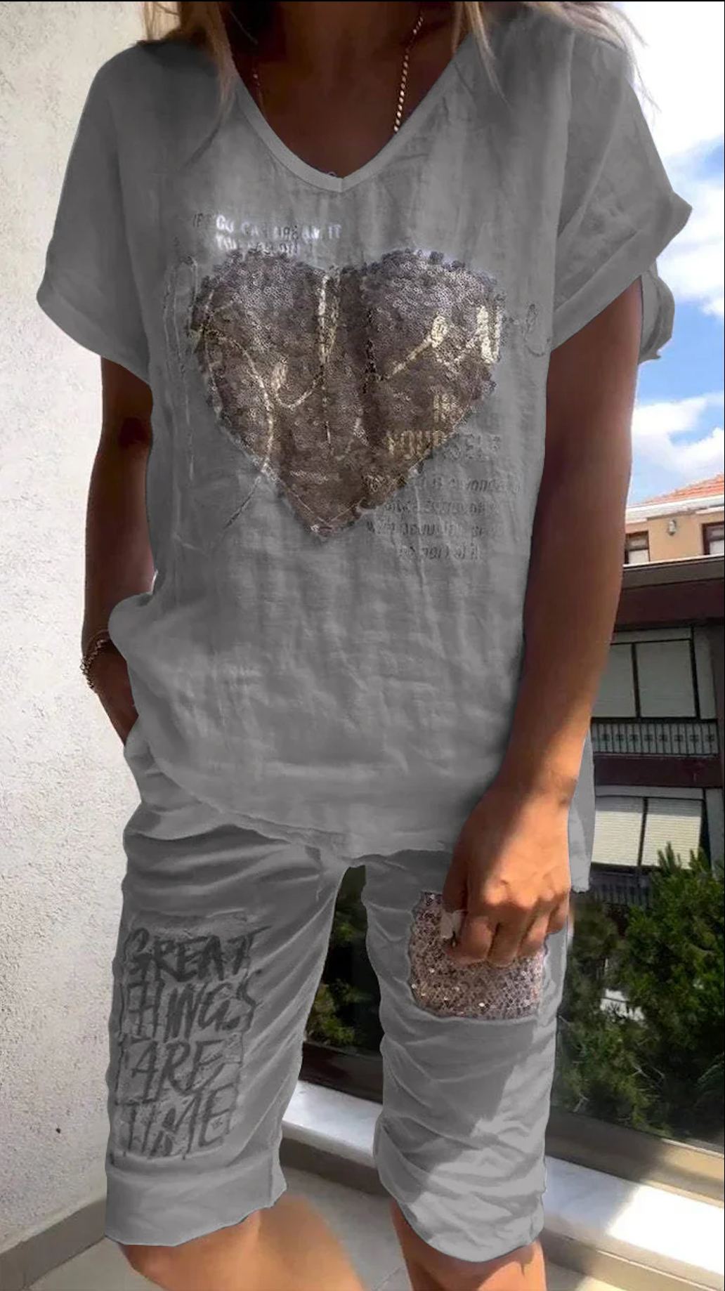 Casual κοστούμι δύο τεμαχίων με λαιμόκοψη V και χρυσό ανάγλυφο-GR