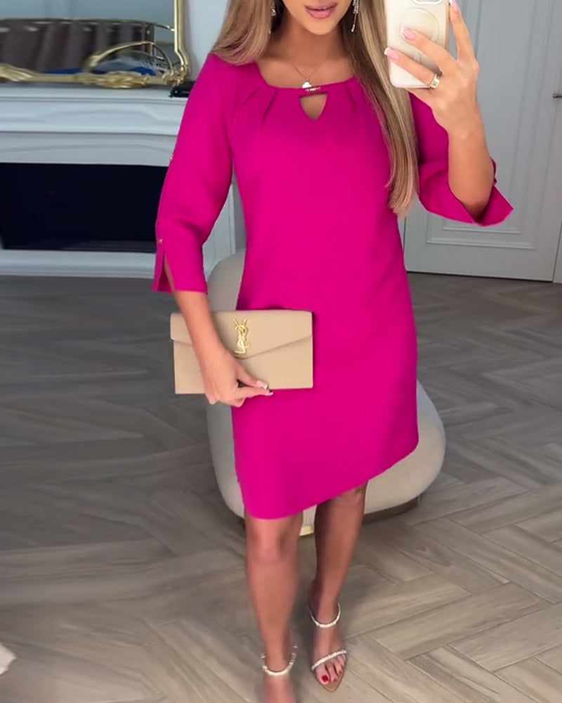 Elegantiška, vienspalvė, paprasta V formos suknelė.-LT