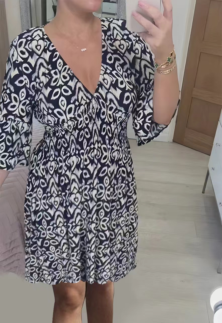 👗Minišaty s výstrihom do V-SK 
