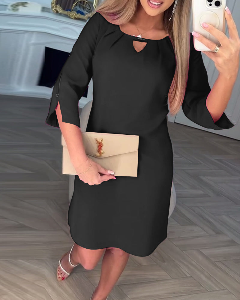 Elegantiška, vienspalvė, paprasta V formos suknelė.-LT