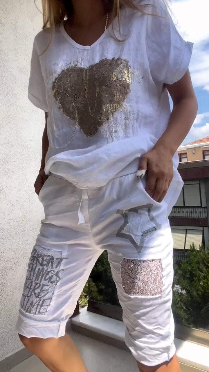 Įprastas dviejų dalių kostiumas su V formos iškirpte ir aukso spalvos įspaudu-LT