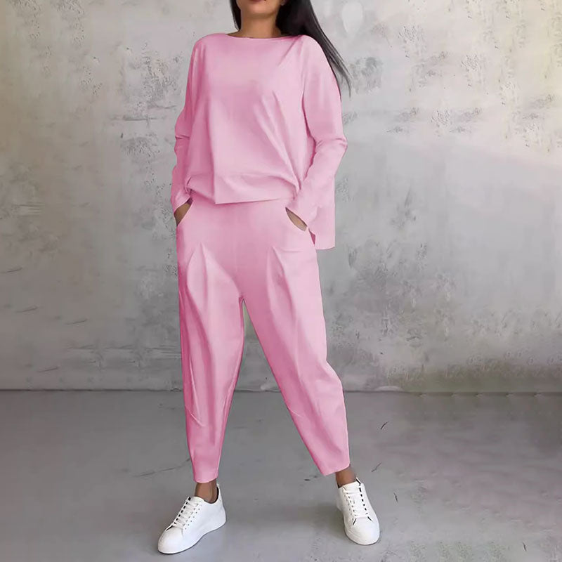 Conjunto dos piezas de manga larga y pantalon con cuello redondo.