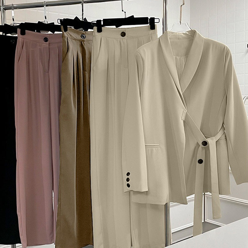 Dviejų dalių moteriškas komplektas – švarkas su raišteliu priekyje ir plačios kelnės-LT