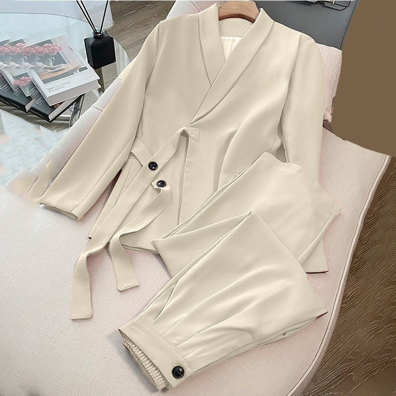 Dviejų dalių moteriškas komplektas – švarkas su raišteliu priekyje ir plačios kelnės-LT