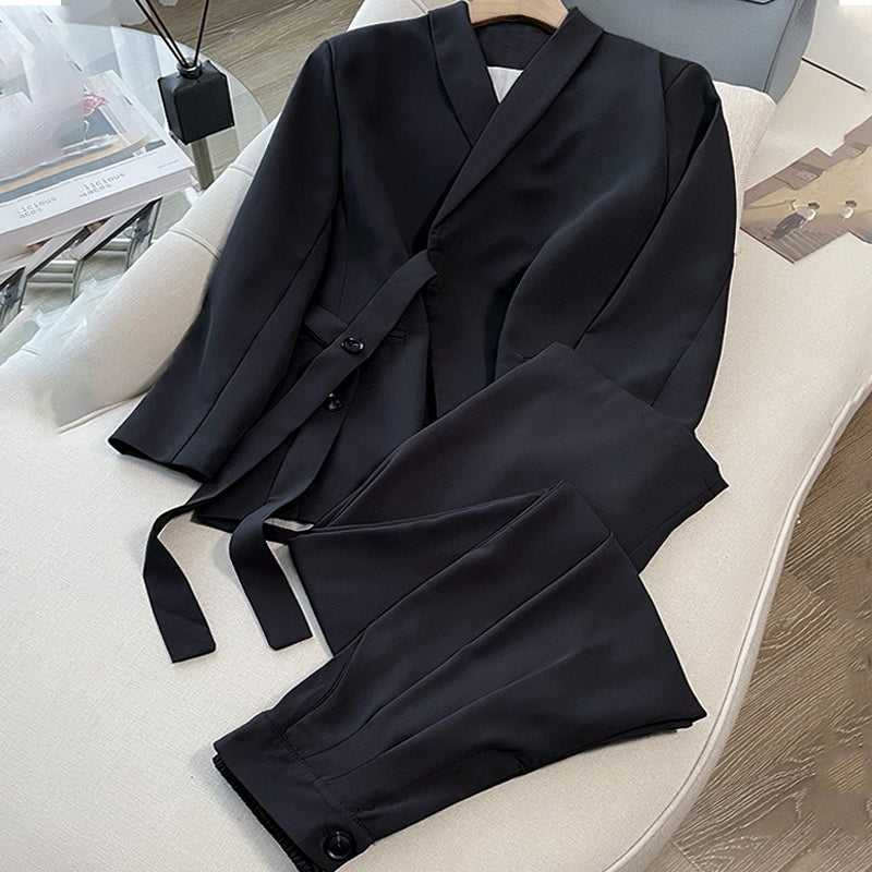 Dviejų dalių moteriškas komplektas – švarkas su raišteliu priekyje ir plačios kelnės-LT